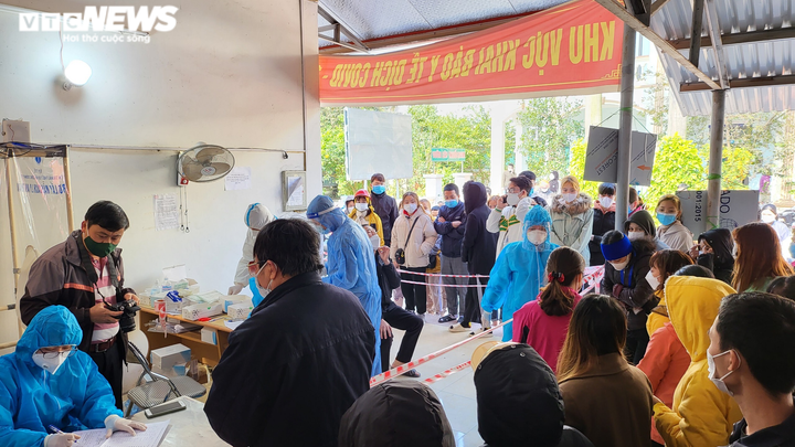 Ảnh: Công nhân ở Bắc Giang chen chúc xin giấy xác nhận nhiễm COVID-19 - 9