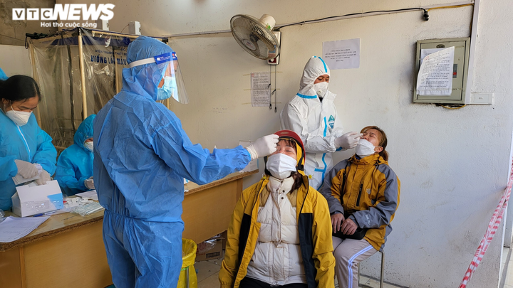 Ảnh: Công nhân ở Bắc Giang chen chúc xin giấy xác nhận nhiễm COVID-19 - 3