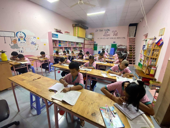 Chỉ vì 1 câu hỏi của con, bố U40 quyết đến lớp để học chữ cùng các bé tiểu học - 2