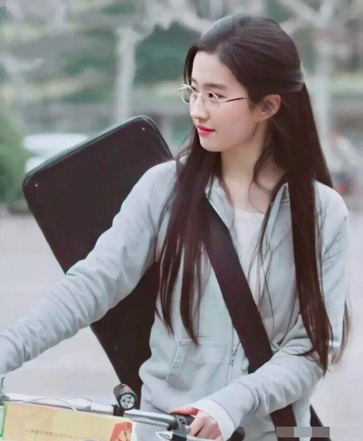 Ảnh Lưu Diệc Phi năm 20 tuổi khiến cư dân mạng 'phát sốt' - 2