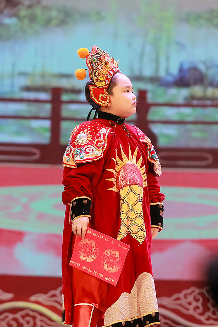 Con nhà nòi đi diễn: Bi Béo tấu hài hệt bố, con trai cố NSND Hoàng Dũng thì sao? - 2