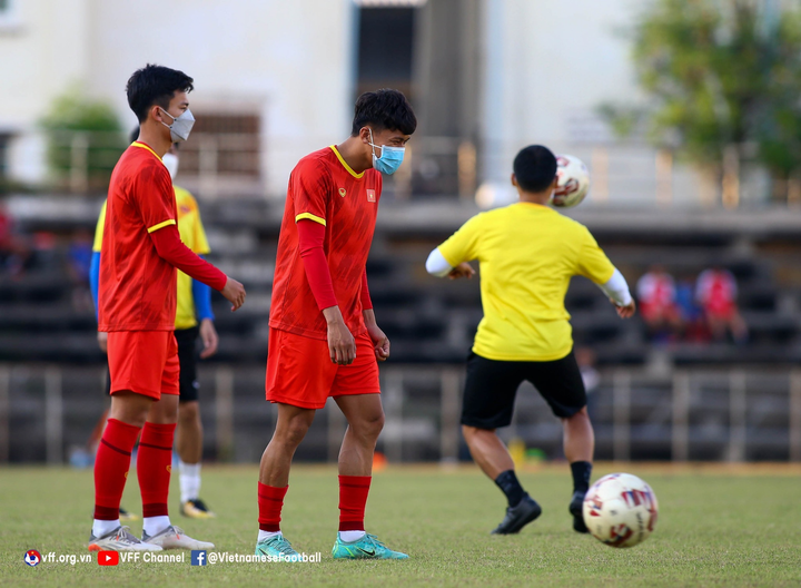 U23 Việt Nam còn 10 cầu thủ ra sân tập, chờ chi viện sát giờ bóng lăn - 6