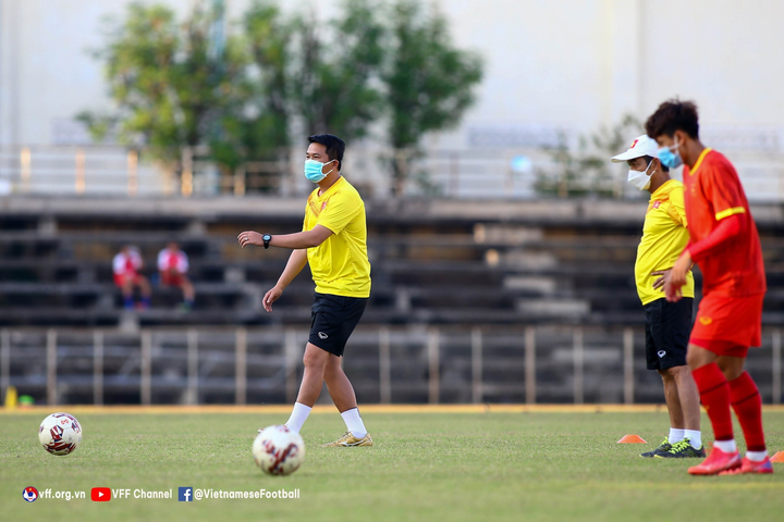 U23 Việt Nam còn 10 cầu thủ ra sân tập, chờ chi viện sát giờ bóng lăn - 5