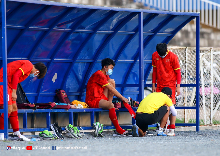 U23 Việt Nam còn 10 cầu thủ ra sân tập, chờ chi viện sát giờ bóng lăn - 4