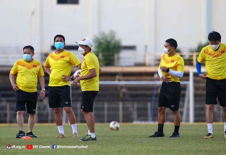 U23 Việt Nam còn 10 cầu thủ ra sân tập, chờ chi viện sát giờ bóng lăn - 8