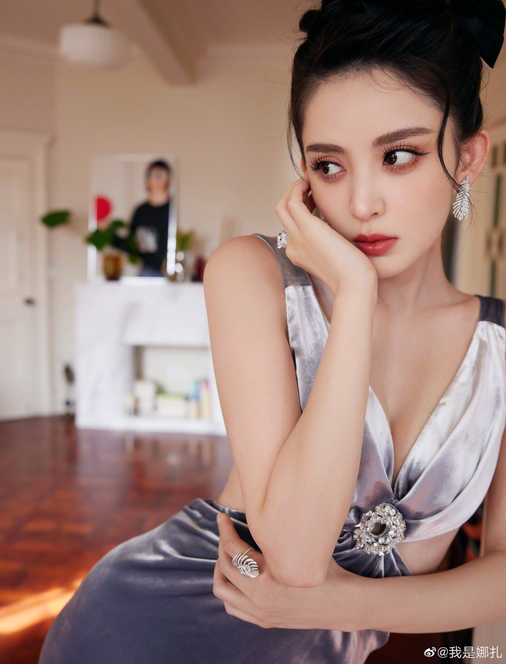 Cổ Lực Na Trát loay hoay ảnh 5 Cổ Lực Na Trát lại bị chê là 'bình hoa di động', 'hố đen diễn xuất' - 5