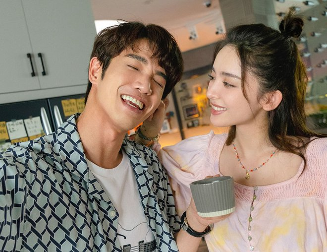 Cổ Lực Na Trát loay hoay ảnh 1 Cổ Lực Na Trát lại bị chê là 'bình hoa di động', 'hố đen diễn xuất' - 1