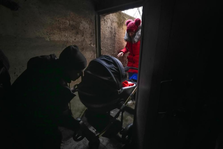 Ảnh: Người dân Kiev xuống hầm trú bom - 2