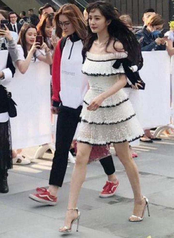 Bị người đi đường chụp trộm, mỹ nhân Hoa ngữ nào vẫn đẹp 'ngút trời'? - 3