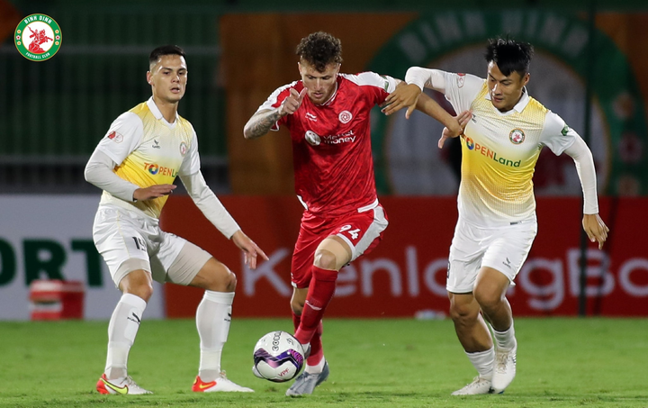 Hoàng Đức kiến tạo, Bùi Tiến Dũng ghi bàn giúp Viettel thắng Bình Định - 1