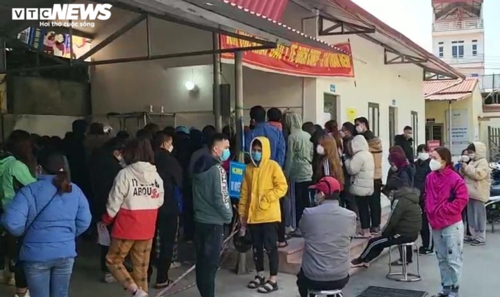 Ảnh: Công nhân ở Bắc Giang chen chúc xin giấy xác nhận nhiễm COVID-19 - 5