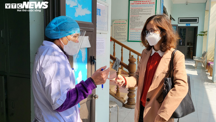 Ảnh: Công nhân ở Bắc Giang chen chúc xin giấy xác nhận nhiễm COVID-19 - 8