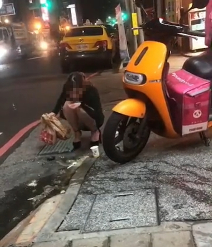 Một phen hú hồn với cô gái xinh đẹp làm đổ súp ra đường liền... bốc lên ăn lại - 3