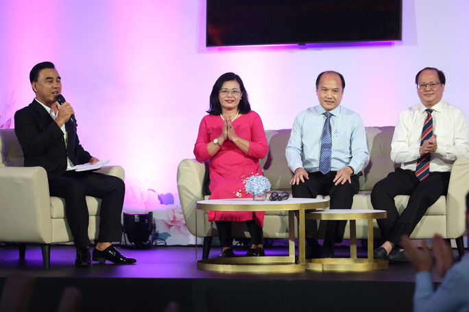 Nhạc sĩ Trần Tiến tái xuất và hát tặng tri ân Lực lượng y tế tuyến đầu - Ảnh 2. Nhạc sĩ Trần Tiến tái xuất, hát tri ân lực lượng y tế tuyến đầu - 2