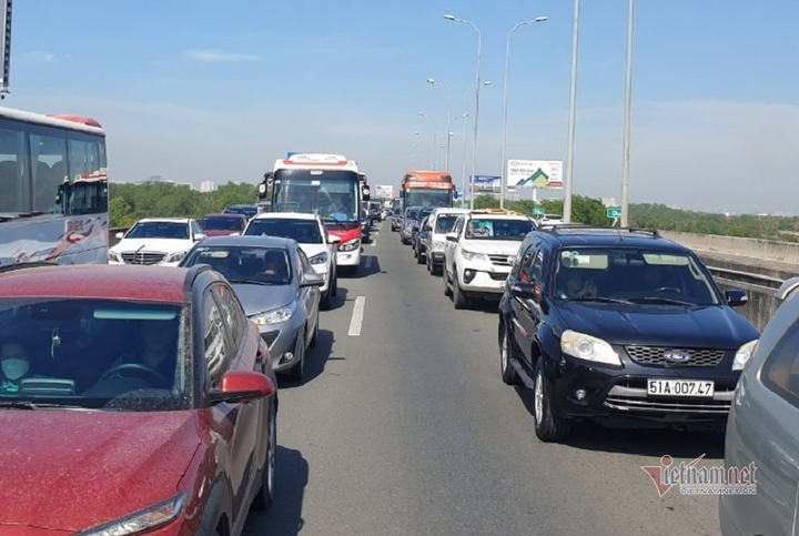 Tai nạn liên hoàn, cao tốc TP.HCM - Long Thành - Dầu Giây kẹt xe hơn 2km - 4