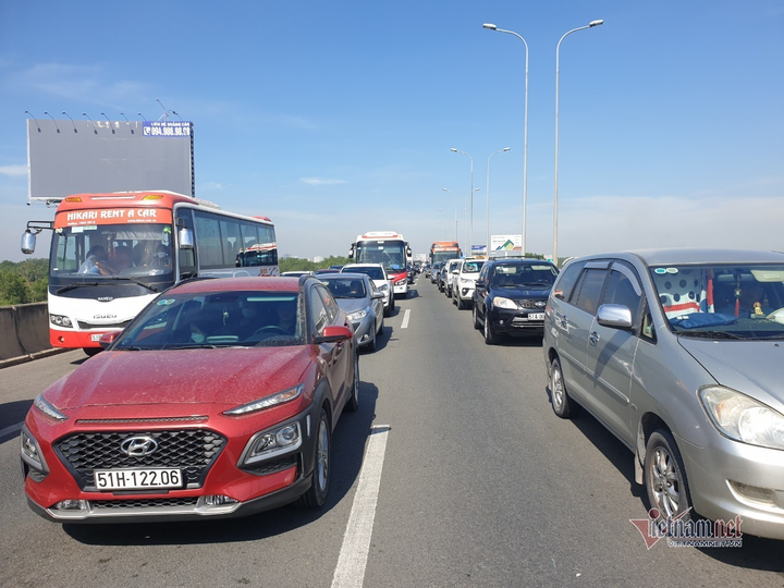 Tai nạn liên hoàn, cao tốc TP.HCM - Long Thành - Dầu Giây kẹt xe hơn 2km - 3