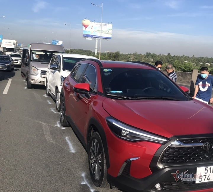 Tai nạn liên hoàn, cao tốc TP.HCM - Long Thành - Dầu Giây kẹt xe hơn 2km - 1