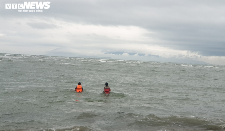 Ảnh: Vượt sóng to gió lớn tìm kiếm nạn nhân vụ lật ca nô ở Cửa Đại - 3