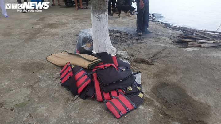 Ảnh: Vượt sóng to gió lớn tìm kiếm nạn nhân vụ lật ca nô ở Cửa Đại - 6