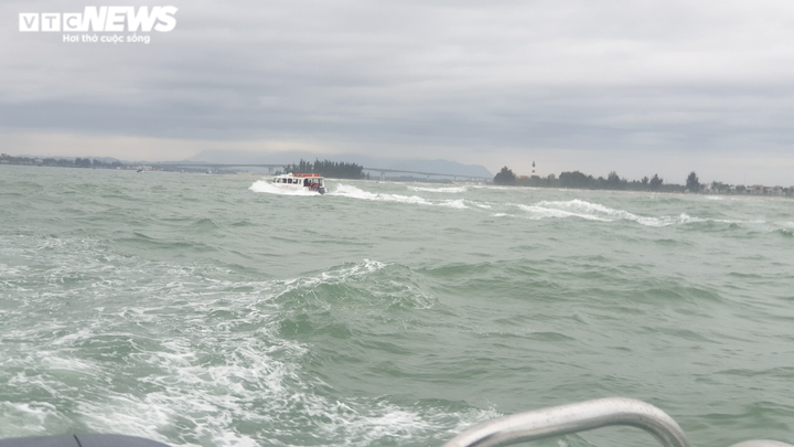 Ảnh: Vượt sóng to gió lớn tìm kiếm nạn nhân vụ lật ca nô ở Cửa Đại - 1