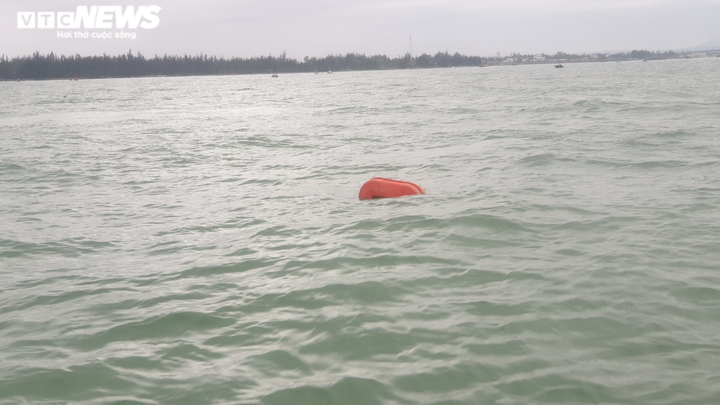 Ảnh: Vượt sóng to gió lớn tìm kiếm nạn nhân vụ lật ca nô ở Cửa Đại - 5