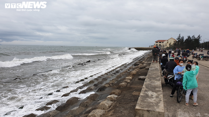 Ảnh: Vượt sóng to gió lớn tìm kiếm nạn nhân vụ lật ca nô ở Cửa Đại - 9