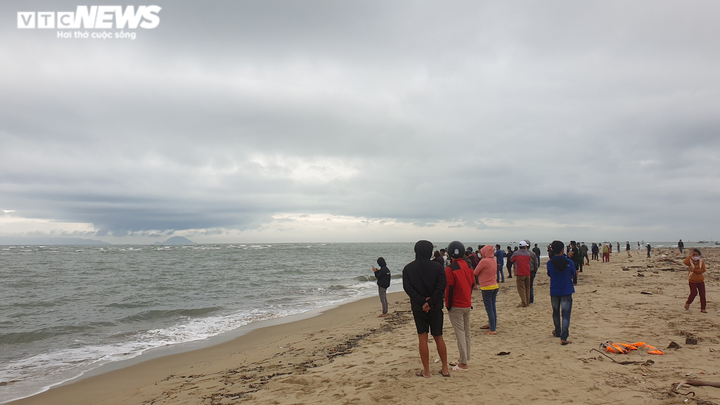 Ảnh: Vượt sóng to gió lớn tìm kiếm nạn nhân vụ lật ca nô ở Cửa Đại - 8