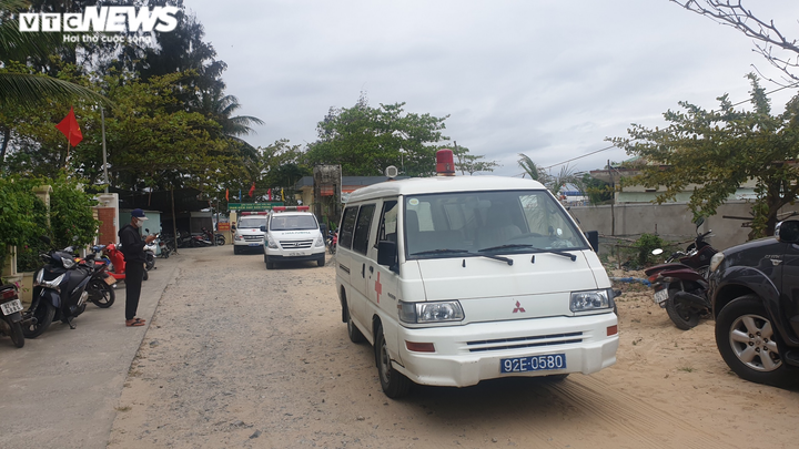 Ảnh: Vượt sóng to gió lớn tìm kiếm nạn nhân vụ lật ca nô ở Cửa Đại - 7