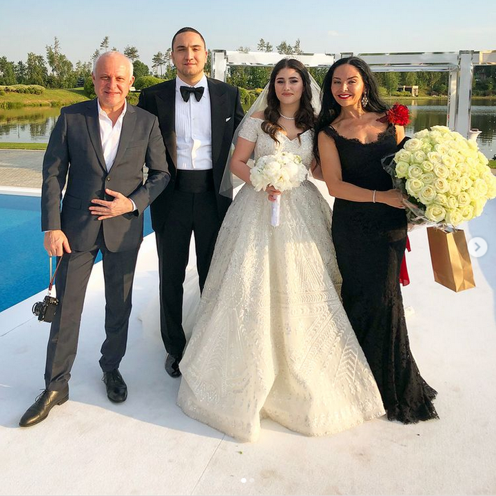 Con gái tỷ phú Nga kết hôn năm 18 tuổi: Cắm sừng chồng ngay sau đám cưới khủng - 1