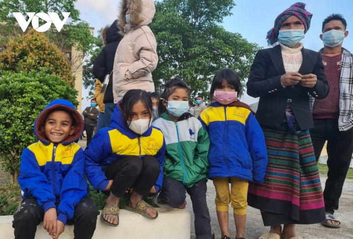 Rét kéo dài, thầy cô giáo vượt núi băng đèo vận động học sinh tới trường - 2