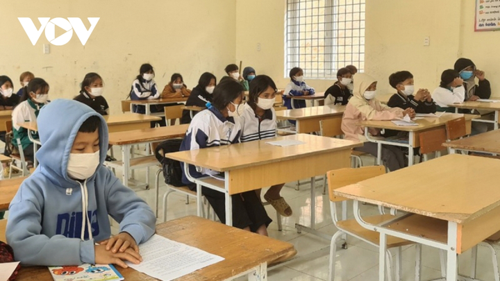 Rét kéo dài, thầy cô giáo vượt núi băng đèo vận động học sinh tới trường - 3