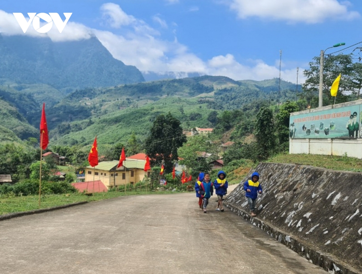 Rét kéo dài, thầy cô giáo vượt núi băng đèo vận động học sinh tới trường - 4