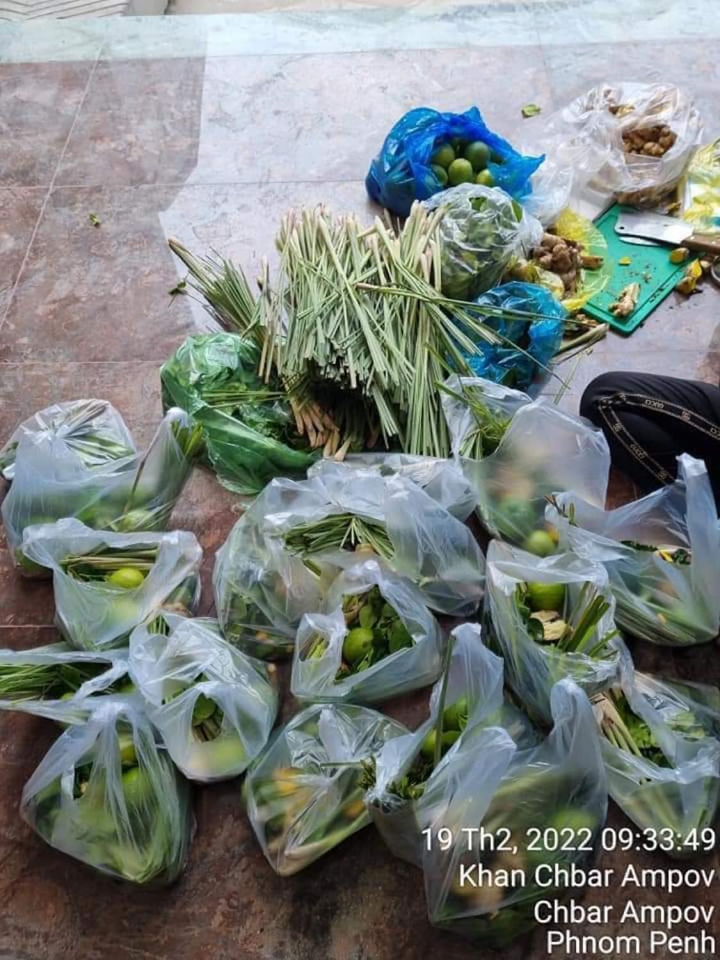 Ấm lòng đồng bào ở Campuchia tiếp tế sả, gừng, đồ bổ để U23 Việt Nam chiến Covid - 2