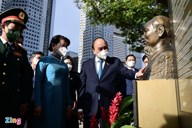 Chủ tịch nước dâng hoa tại tượng đài Chủ tịch Hồ Chí Minh ở Singapore - 1