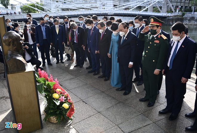 Chủ tịch nước dâng hoa tại tượng đài Chủ tịch Hồ Chí Minh ở Singapore - 2