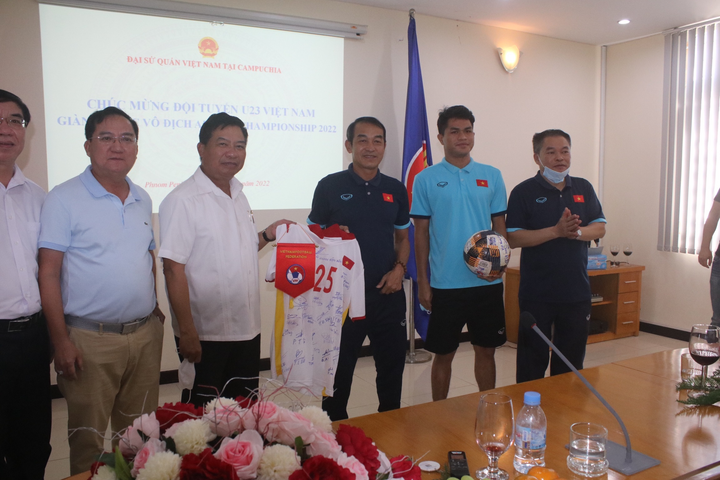 Đại sứ Việt Nam tại Campuchia chúc mừng thành công của U23 Việt Nam - 1