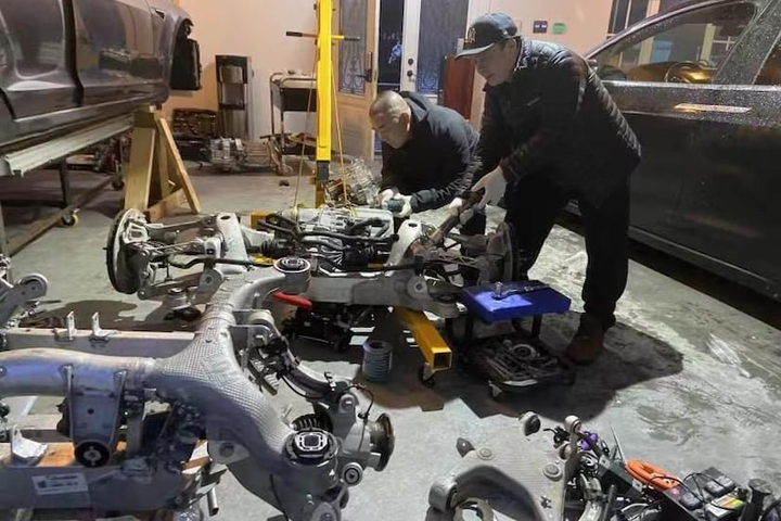 Thợ độ Canada biến Rolls-Royce Wraith thành xe điện ảnh 3 Thợ máy tự tay biến xe siêu sang Rolls-Royce Wraith thành ô tô điện - 3