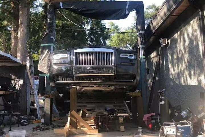 Thợ độ Canada biến Rolls-Royce Wraith thành xe điện ảnh 4 Thợ máy tự tay biến xe siêu sang Rolls-Royce Wraith thành ô tô điện - 4