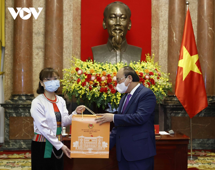 Chủ tịch nước Nguyễn Xuân Phúc gặp gỡ thầy thuốc tiêu biểu cả nước - 2