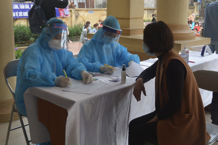 Thêm 11.517 ca COVID-19, Hà Nội khẩn trương giải trình tự gene - 1