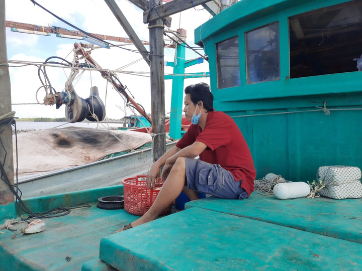 Giá xăng dầu liên tục tăng, ngư dân Cà Mau lo lỗ vốn - 1