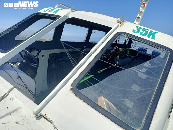 Cận cảnh chiếc ca nô chìm khiến 17 người chết và mất tích ở Cửa Đại - 4