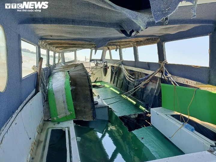 Cận cảnh chiếc ca nô chìm khiến 17 người chết và mất tích ở Cửa Đại - 5