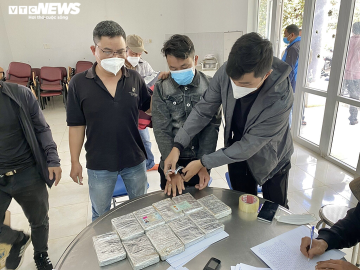 Triệt phá đường dây mua bán ma túy xuyên quốc gia, thu giữ 10 bánh heroin - 1