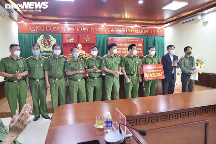 Triệt phá đường dây mua bán ma túy xuyên quốc gia, thu giữ 10 bánh heroin - 2