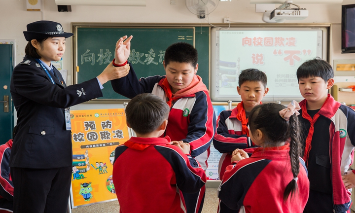 Trường học thuê cảnh sát, thẩm phán làm hiệu phó - 1