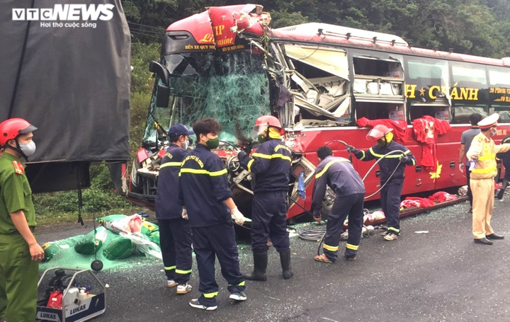 Xe khách đâm xe đầu kéo ở Phú Yên, 11 người thương vong - 1