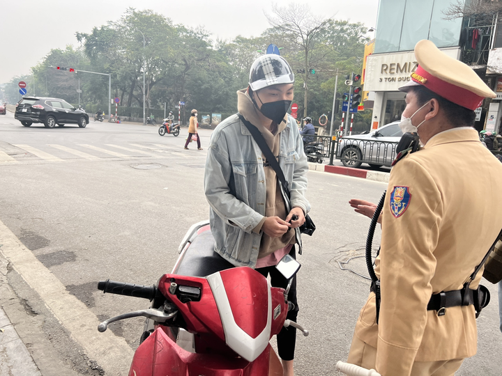 Ảnh: CSGT Hà Nội hướng dẫn người dân nộp phạt online trong ngày đầu triển khai - 7