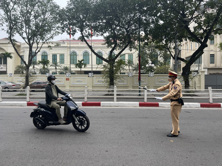 Ảnh: CSGT Hà Nội hướng dẫn người dân nộp phạt online trong ngày đầu triển khai - 1