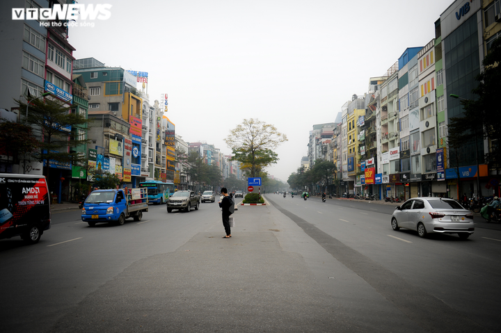 Ảnh: Ca mắc COVID-19 vượt ngưỡng 12.000, đường phố Hà Nội vắng như Tết - 11